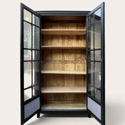 Armoire parisienne noire vitrée rénovée