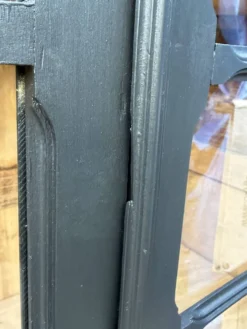 Armoire parisienne noire vitrée rénovée