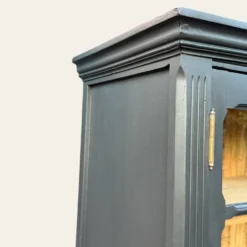Armoire parisienne noire vitrée rénovée