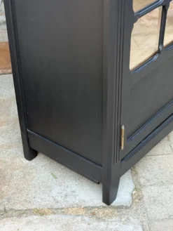 Armoire parisienne noire vitrée rénovée