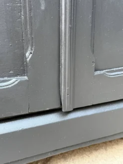 Armoire parisienne noire vitrée rénovée