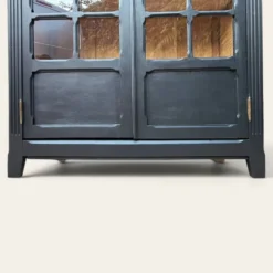 Armoire parisienne noire vitrée rénovée