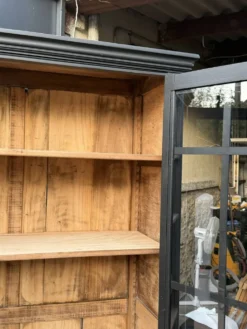 Armoire parisienne noire vitrée rénovée