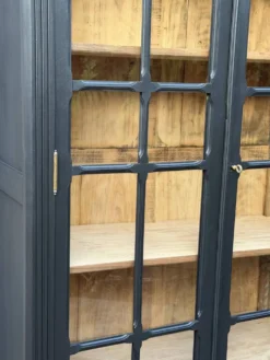 Armoire parisienne noire vitrée rénovée