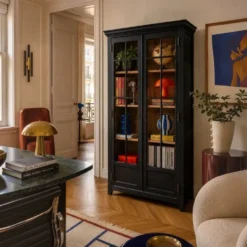 Armoire parisienne noire vitrée rénovée