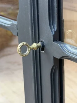Armoire parisienne noire vitrée rénovée