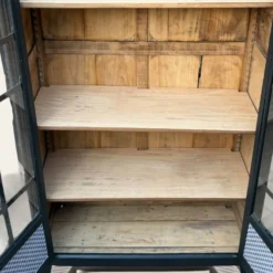 Armoire parisienne noire vitrée rénovée