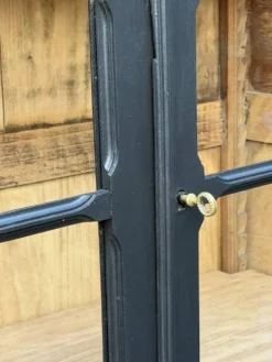 Armoire parisienne noire vitrée rénovée