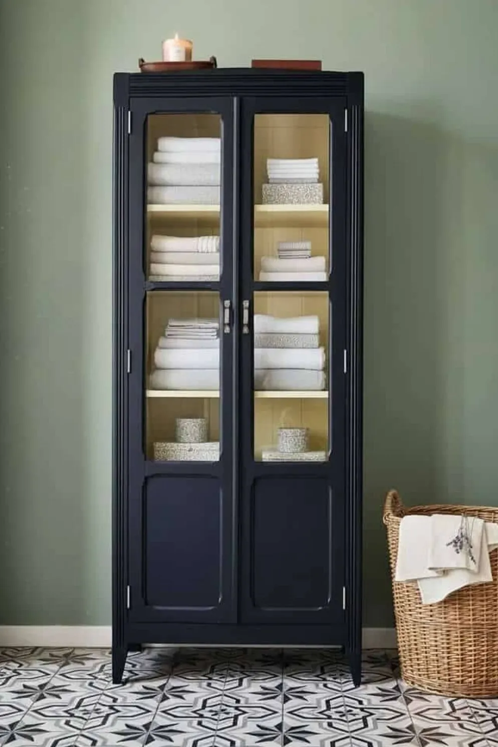 Armoire parisienne rénovée, finition Farrow & Ball