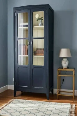 Armoire parisienne rénovée, finition Farrow & Ball