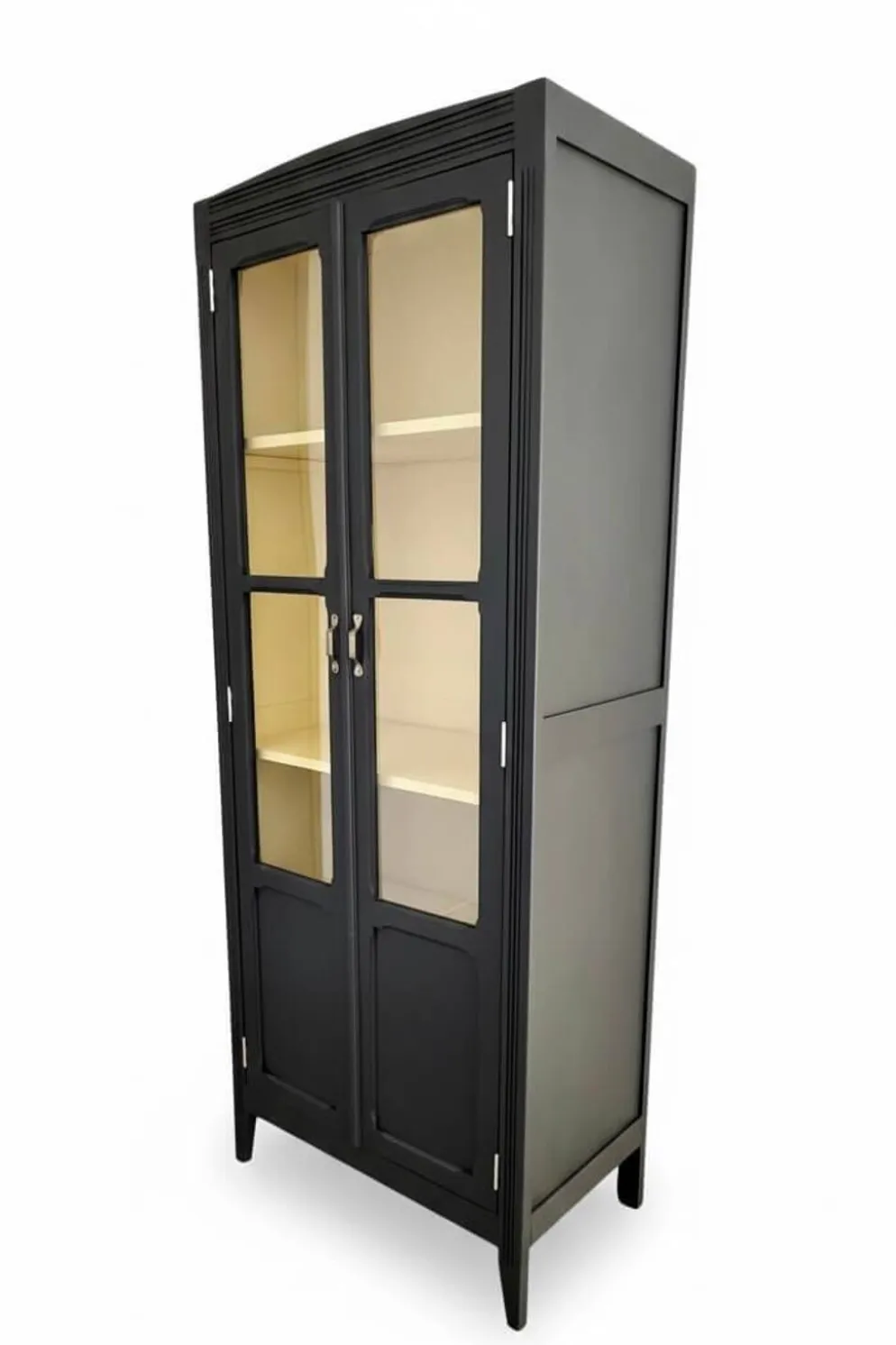 Armoire parisienne rénovée, finition Farrow & Ball