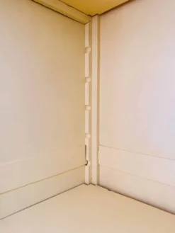 Armoire parisienne rénovée, finition Farrow & Ball
