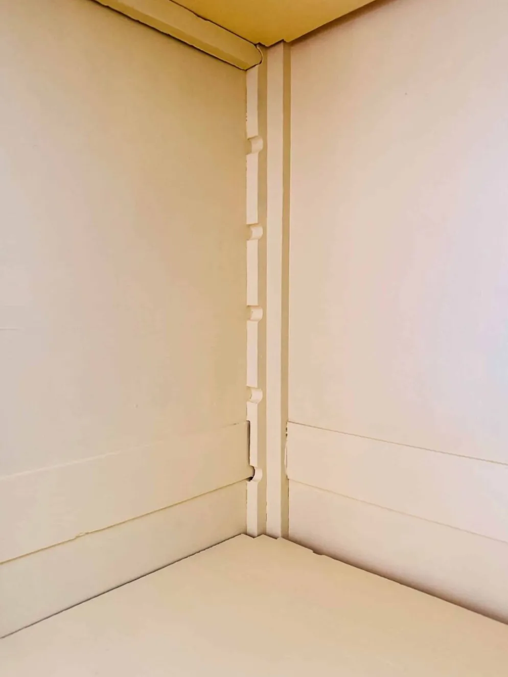 Armoire parisienne rénovée, finition Farrow & Ball