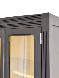 Armoire parisienne rénovée, finition Farrow & Ball
