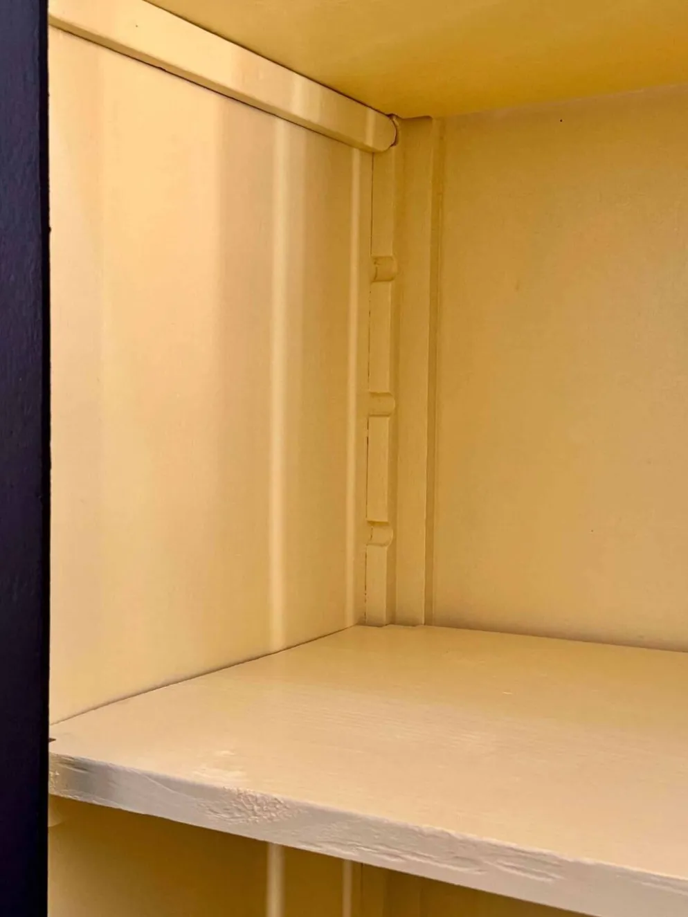 Armoire parisienne rénovée, finition Farrow & Ball