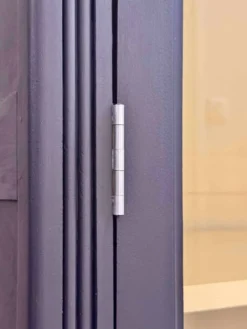 Armoire parisienne rénovée, finition Farrow & Ball