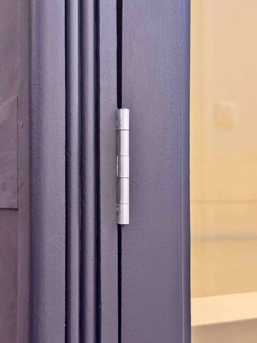 Armoire parisienne rénovée, finition Farrow & Ball