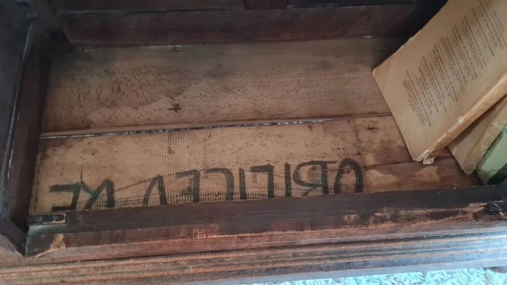 Armoire parisienne vitrée
