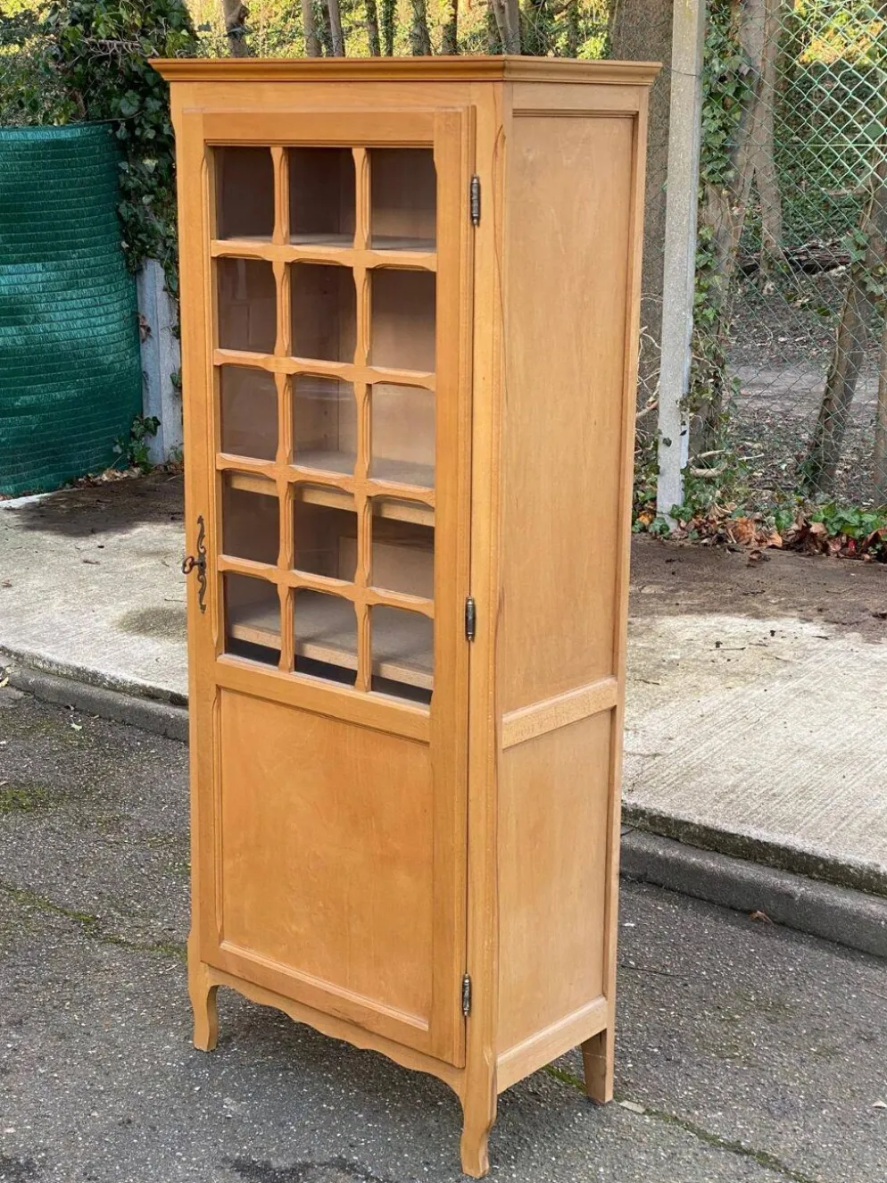 Armoire parisienne vitrée en bois clair 1960
