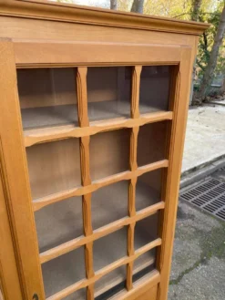Armoire parisienne vitrée en bois clair 1960