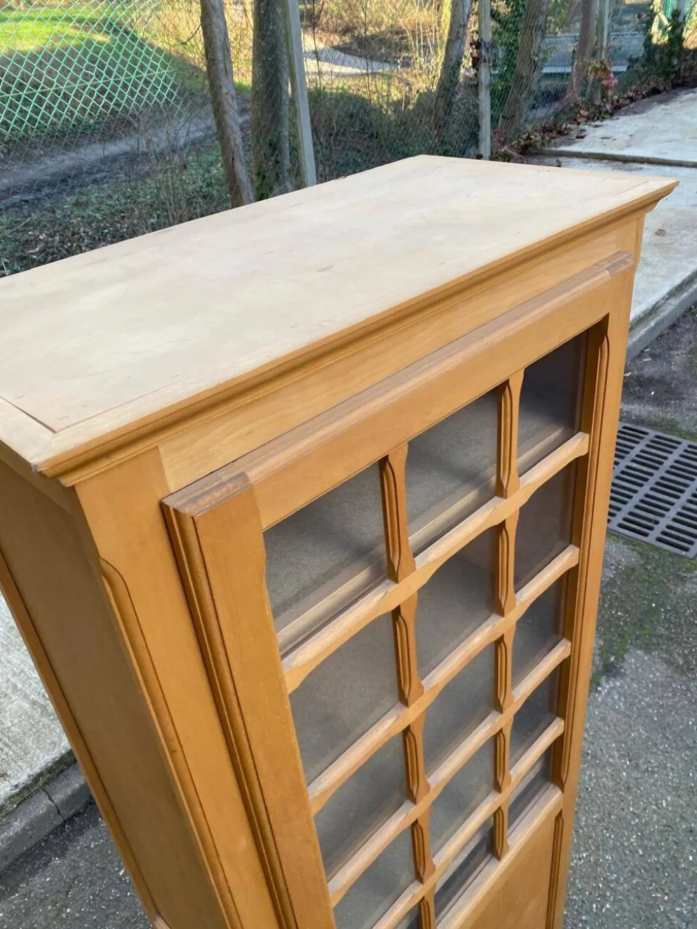 Armoire parisienne vitrée en bois clair 1960