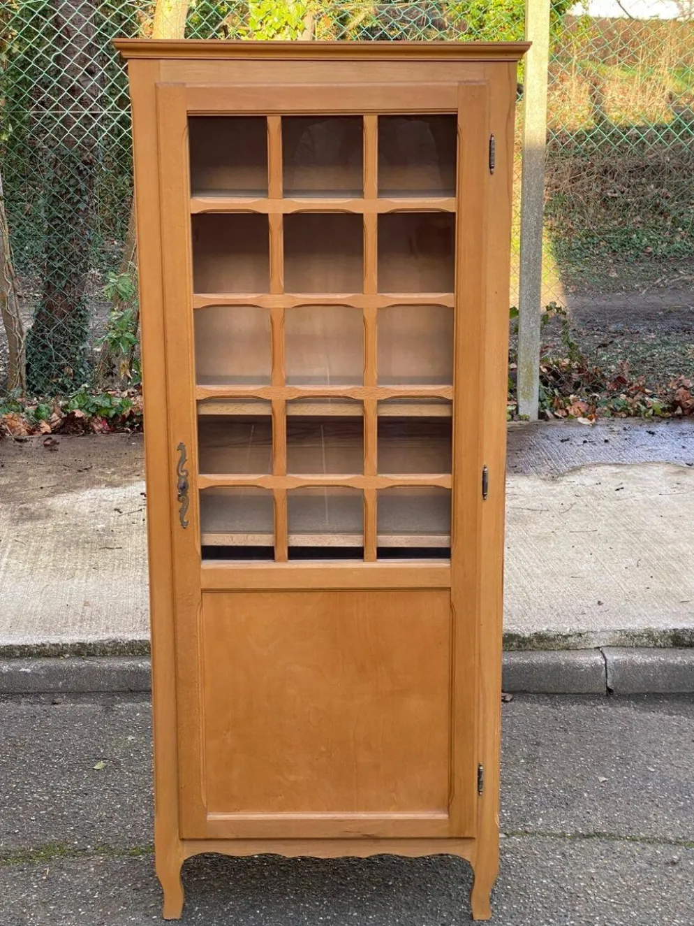 Armoire parisienne vitrée en bois clair 1960