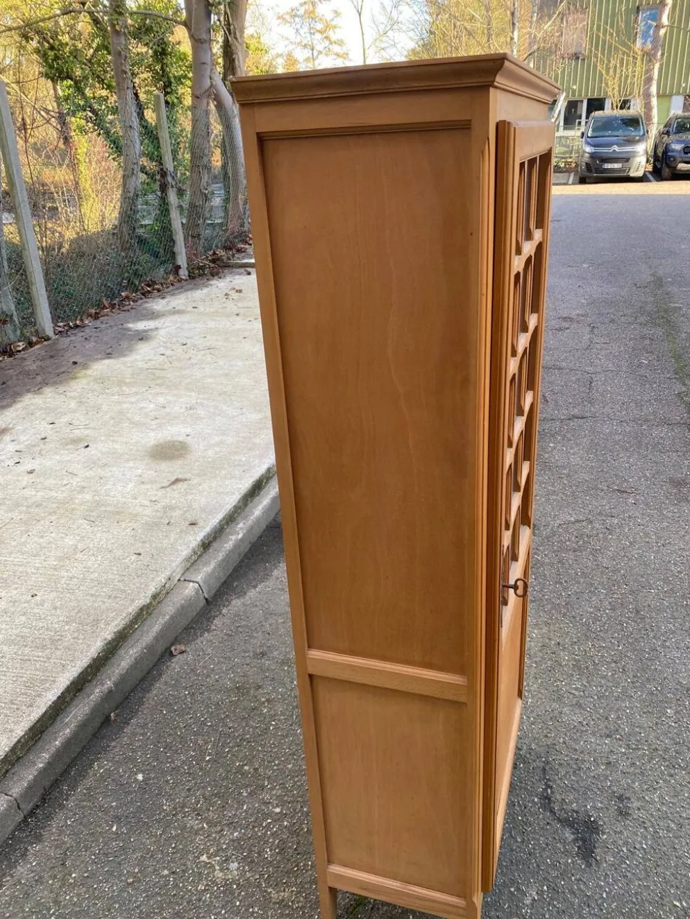 Armoire parisienne vitrée en bois clair 1960