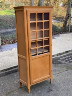 Armoire parisienne vitrée en bois clair 1960