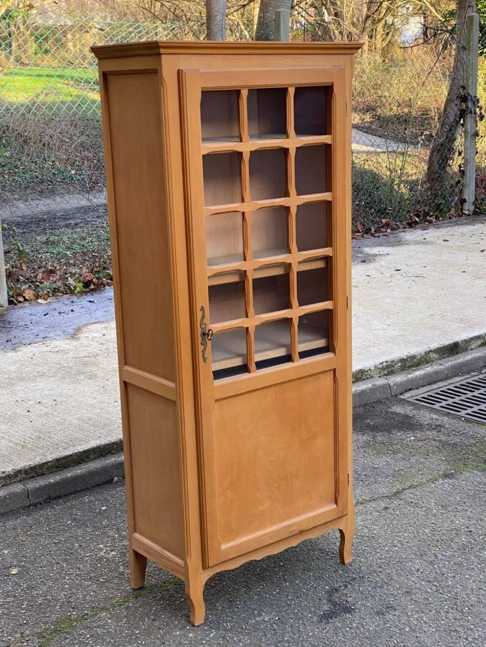 Armoire parisienne vitrée en bois clair 1960