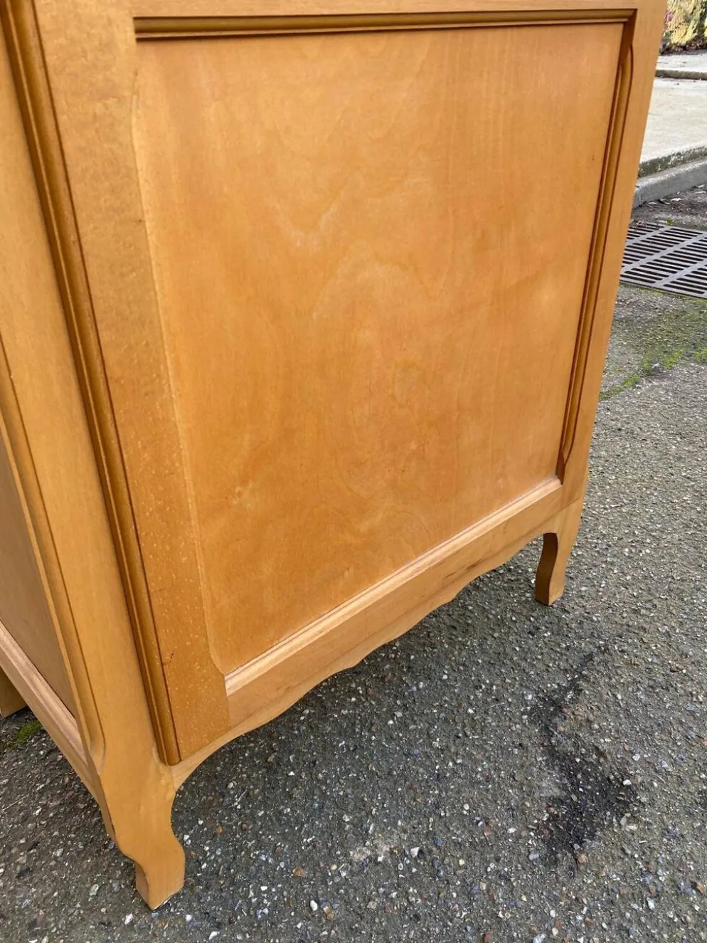 Armoire parisienne vitrée en bois clair 1960