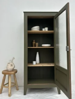 Armoire parisienne vitrine