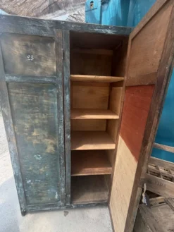 Armoire patinée vintage