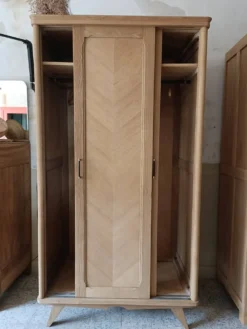 Armoire/penderie portes coulissantes et pieds compas