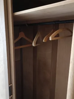 Armoire/penderie portes coulissantes et pieds compas