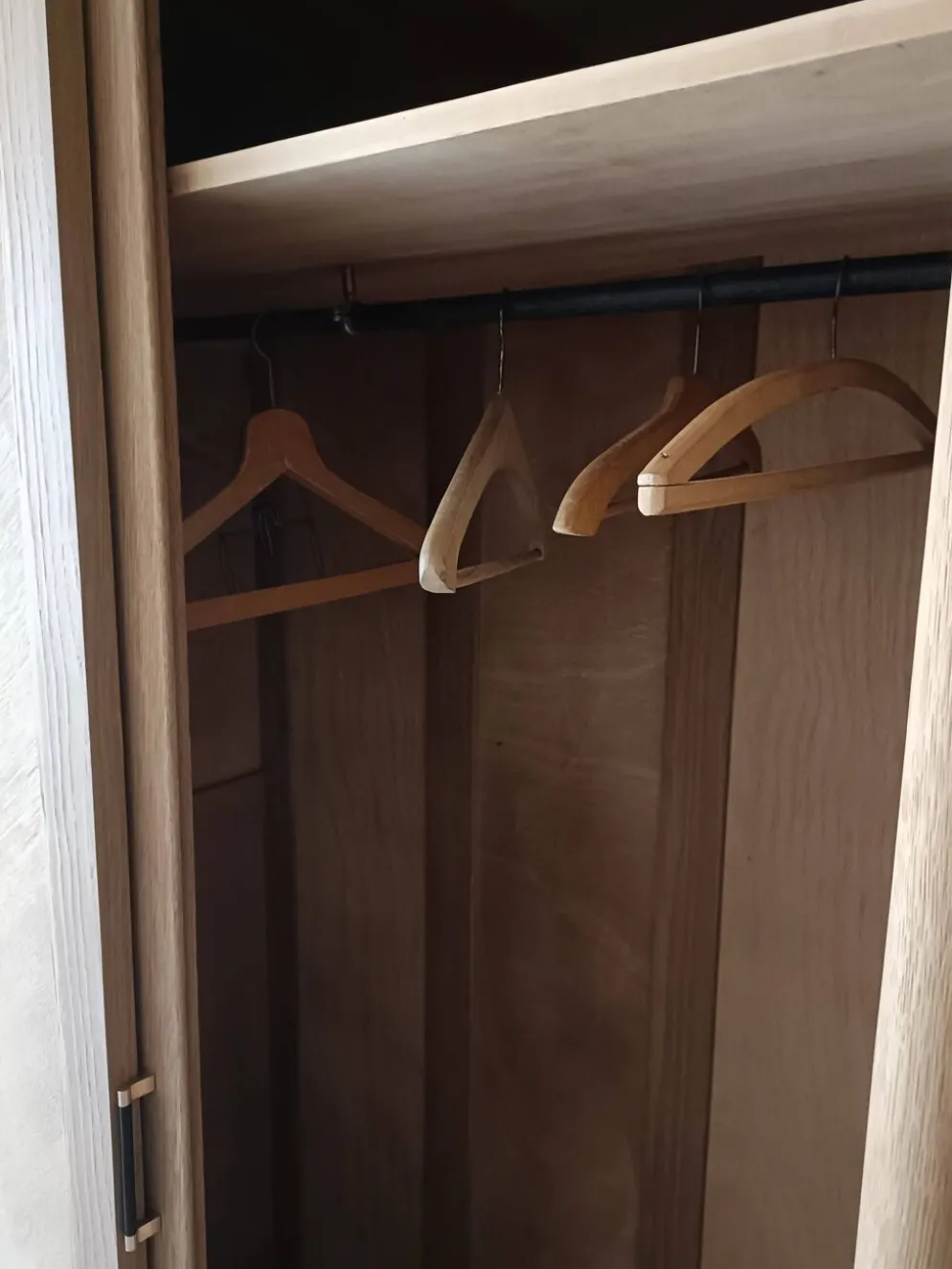 Armoire/penderie portes coulissantes et pieds compas
