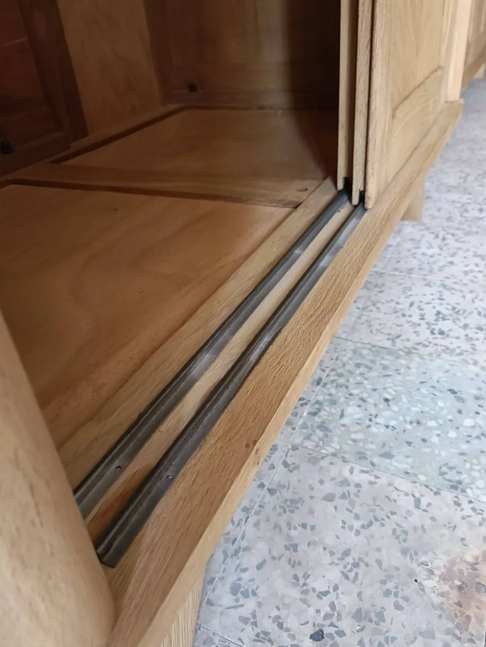 Armoire/penderie portes coulissantes et pieds compas