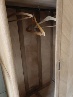 Armoire/penderie portes coulissantes et pieds compas