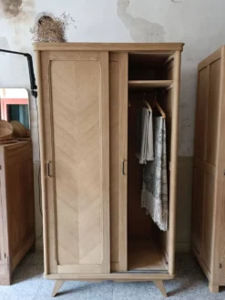 Armoire/penderie portes coulissantes et pieds compas