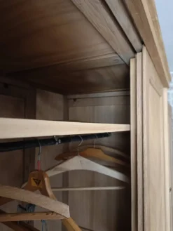 Armoire/penderie portes coulissantes et pieds compas