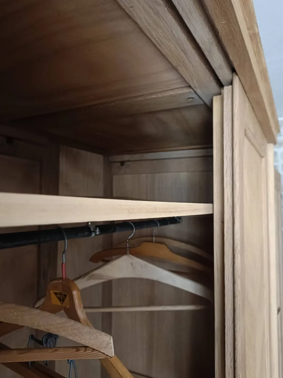 Armoire/penderie portes coulissantes et pieds compas