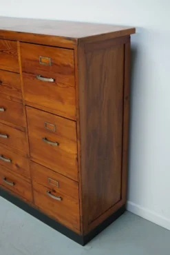 Armoire à pharmacie / cabinet de classement ou buffet en pin des Pays-Bas, années 1930