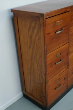 Armoire à pharmacie / cabinet de classement ou buffet en pin des Pays-Bas, années 1930