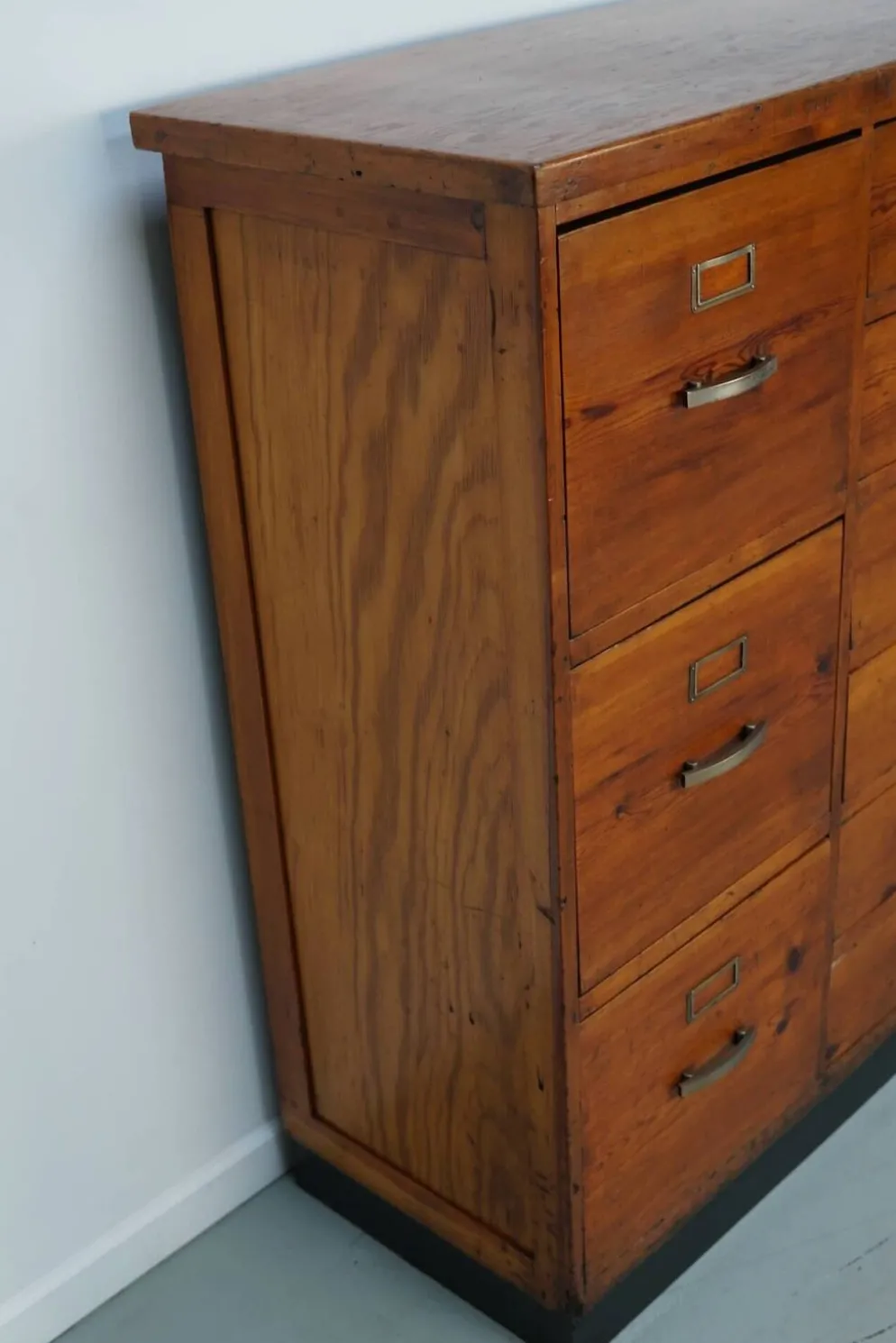 Armoire à pharmacie / cabinet de classement ou buffet en pin des Pays-Bas, années 1930
