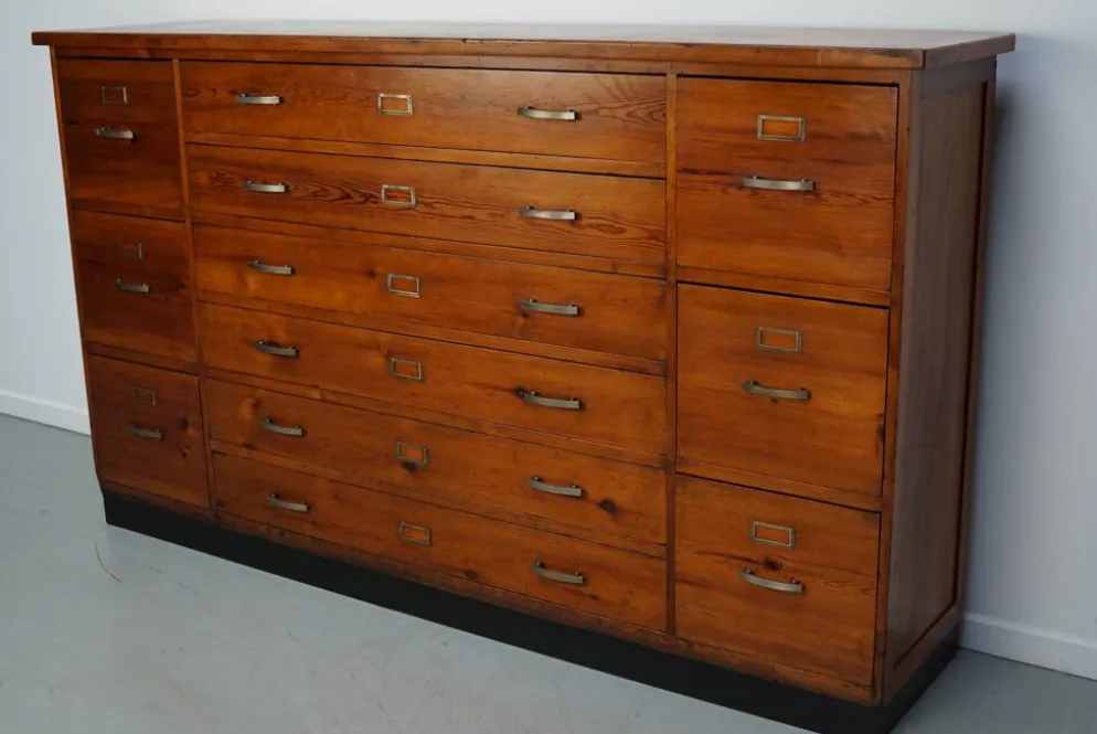 Armoire à pharmacie / cabinet de classement ou buffet en pin des Pays-Bas, années 1930