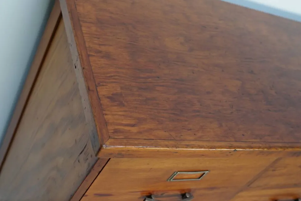 Armoire à pharmacie / cabinet de classement ou buffet en pin des Pays-Bas, années 1930