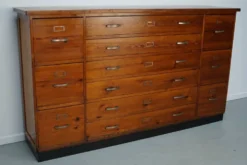 Armoire à pharmacie / cabinet de classement ou buffet en pin des Pays-Bas, années 1930