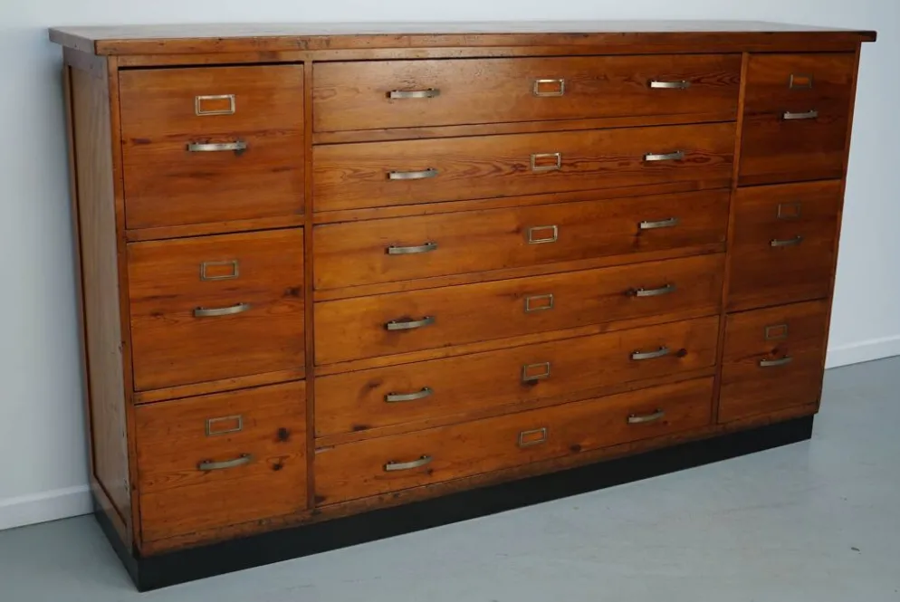 Armoire à pharmacie / cabinet de classement ou buffet en pin des Pays-Bas, années 1930