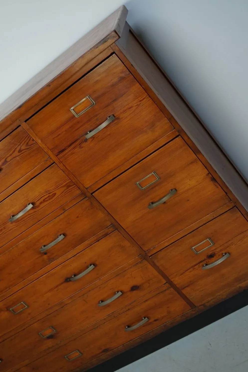 Armoire à pharmacie / cabinet de classement ou buffet en pin des Pays-Bas, années 1930