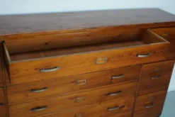 Armoire à pharmacie / cabinet de classement ou buffet en pin des Pays-Bas, années 1930