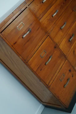 Armoire à pharmacie / cabinet de classement ou buffet en pin des Pays-Bas, années 1930